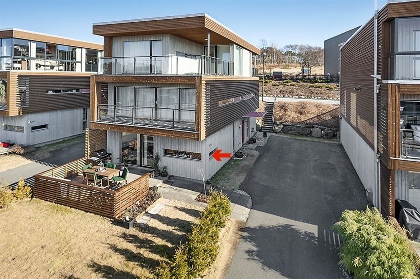 Leiligheten ligger i første etasje i en tomannsbolig. Galleribilde