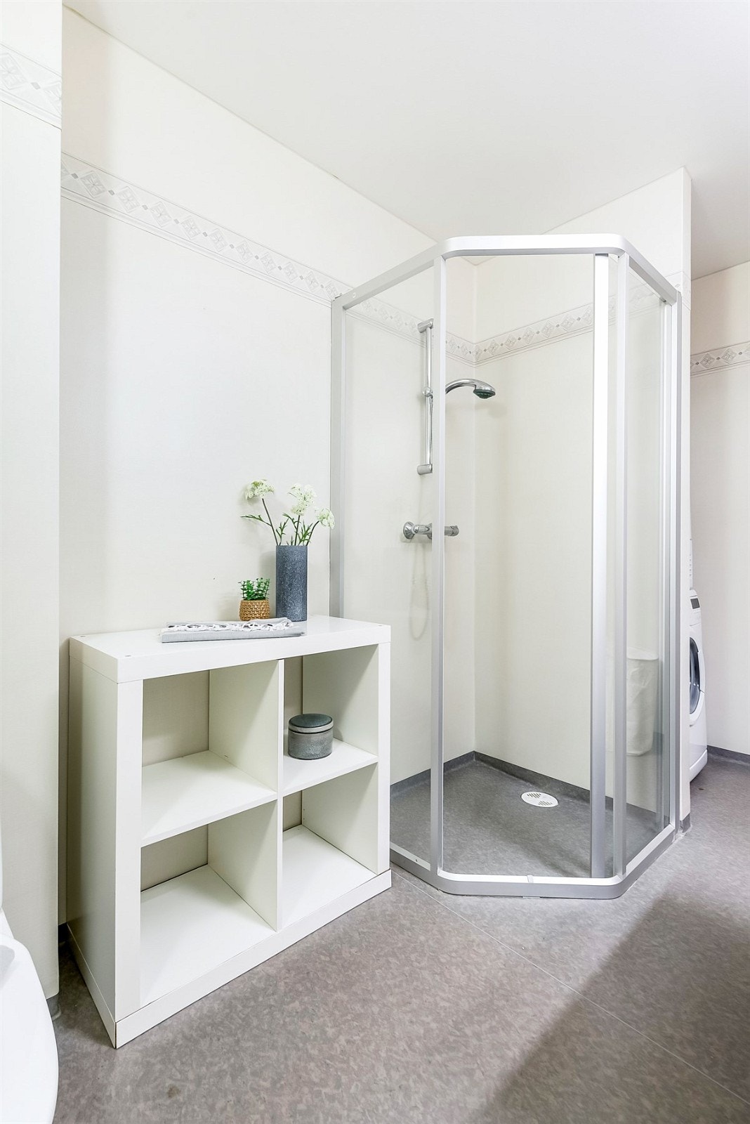 Badet har opplegg for vaskemaskin og tørketrommel. Galleribilde