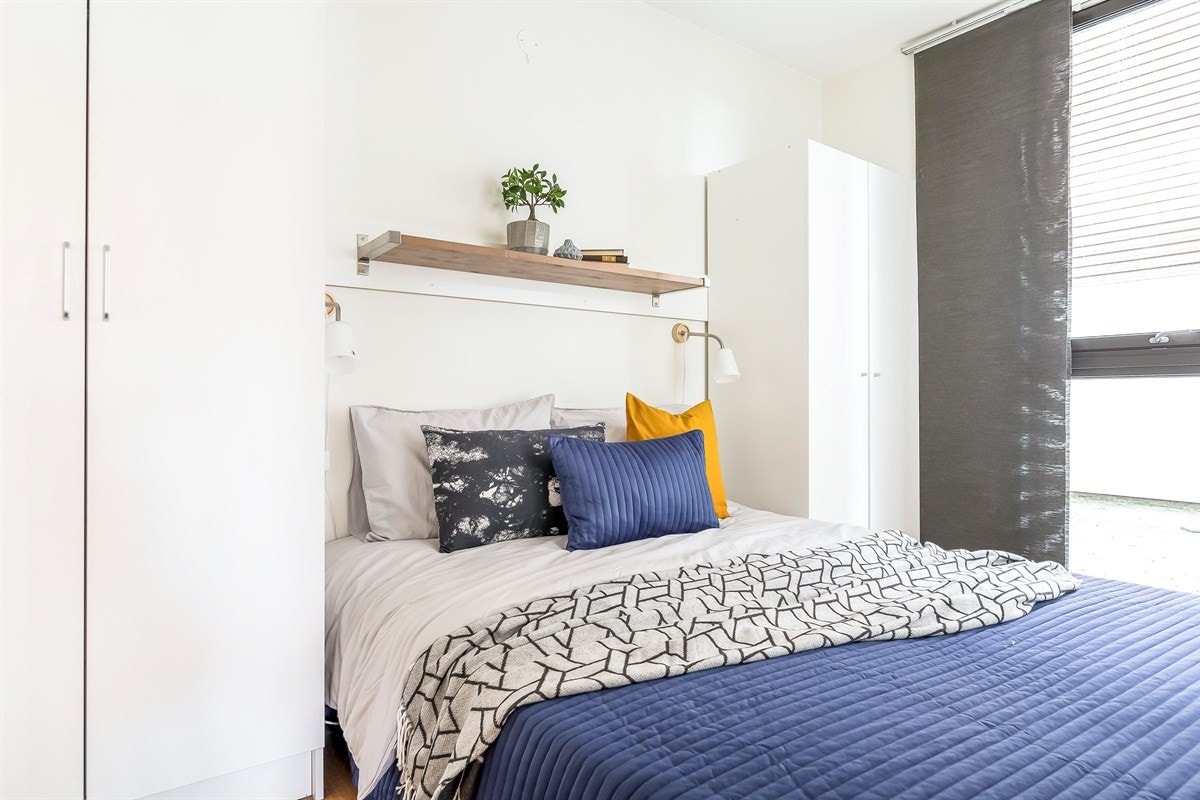 Leiligheten har et soverom adskilt med smarte skyvedører på begge sider av rommet, noe som gir bedre tilgang og arealutnyttelse. Galleribilde