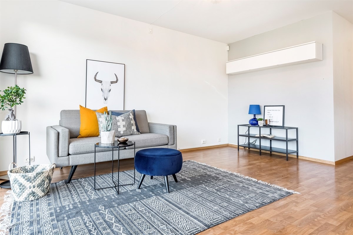 Stuen har lyse flater med listefri overganger mot tak. Galleribilde