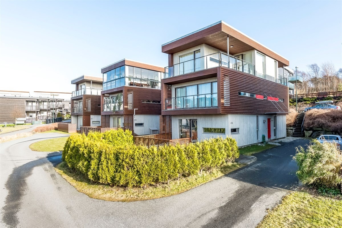 Leiligheten disponerer en utvendig bod samt parkeringsplass for to biler i rekke langs husveggen. Galleribilde