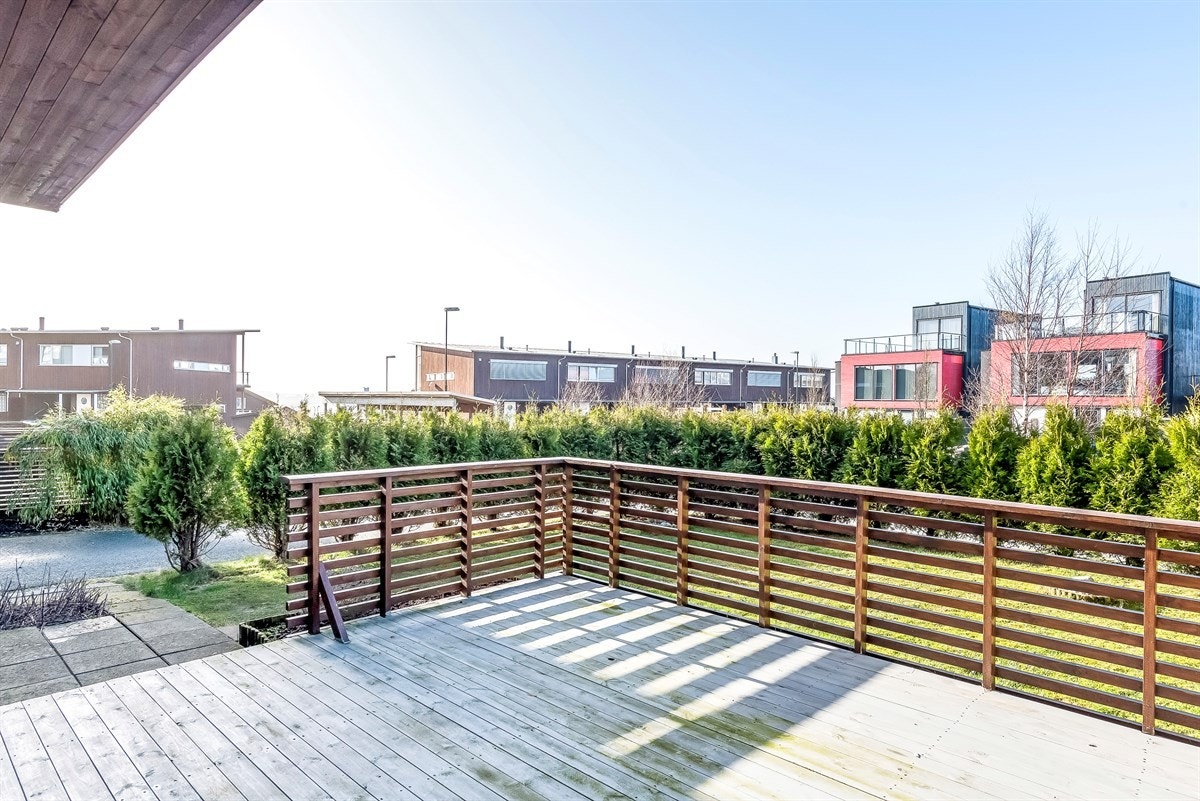 Fra stuen har man utgang til en solrik terrasse samt en pent opparbeidet hage med diverse beplantning. Galleribilde