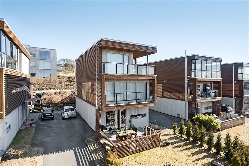 Alt i alt en meget kjekk selveierleilighet med gode løsninger, populær beliggenhet og kjekke uteområder. Galleribilde