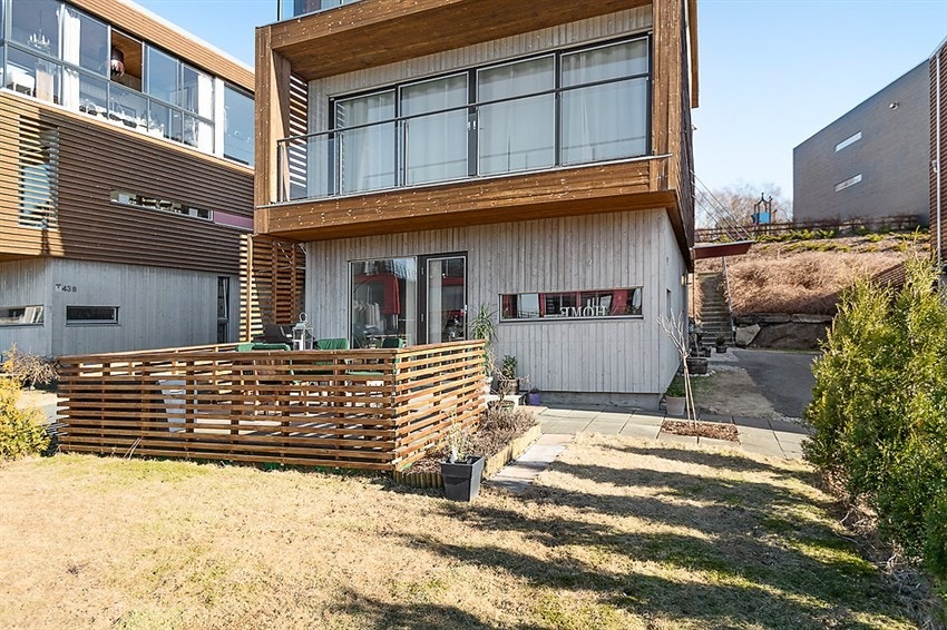 Leiligheten er lys og moderne med en smart planløsning og herlige uteområder. Galleribilde