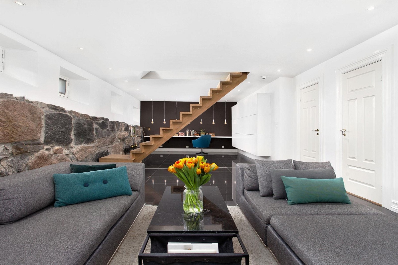 Ned den spesialdesignede eiketrappen kommer du til et fantastisk allrom. Galleribilde