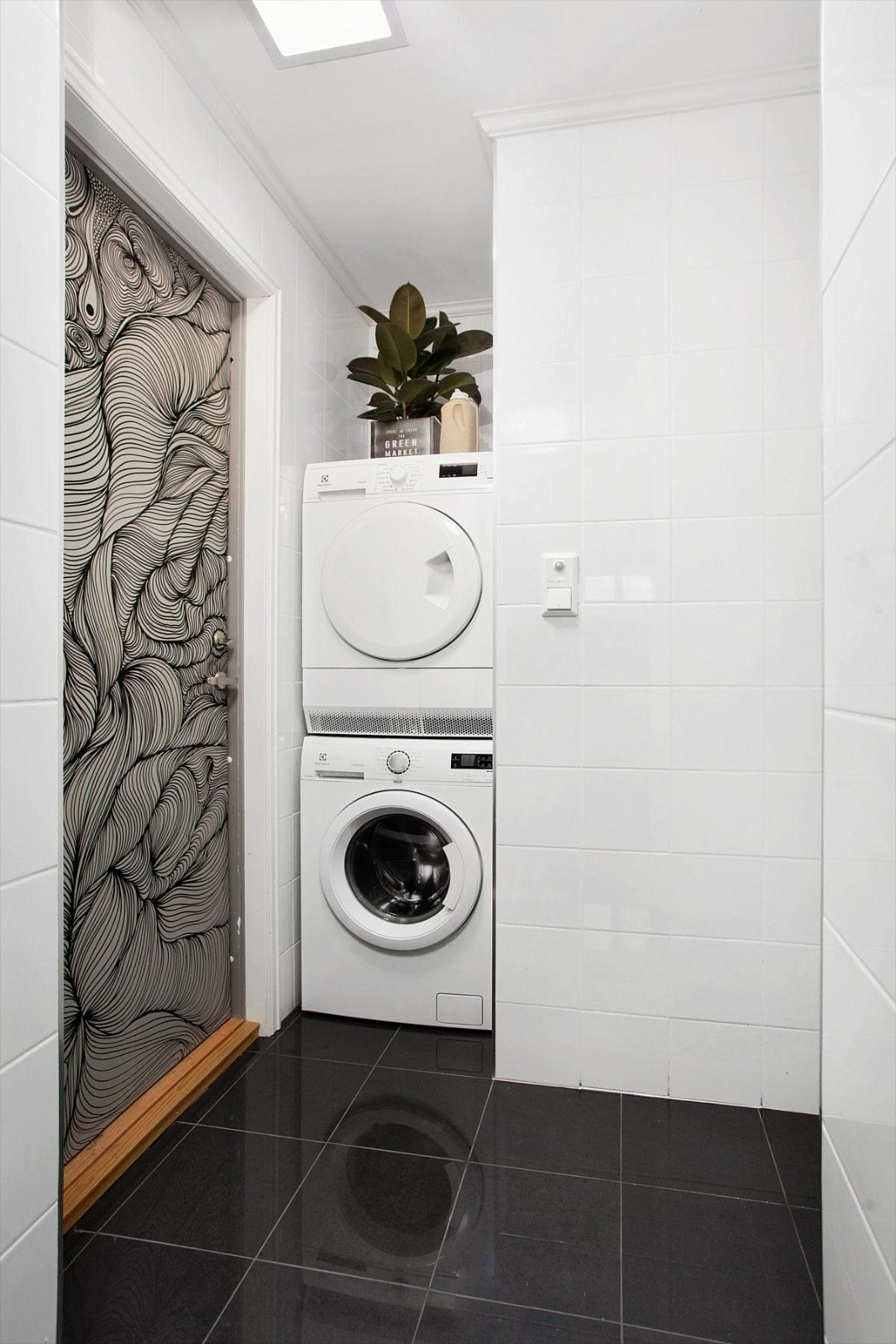 Praktisk vaskerom med opplegg for vaskesøyle og utgang til fellesareal. Galleribilde