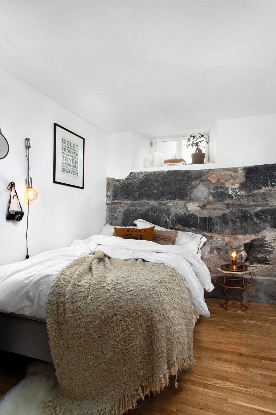 Pent innredet rom med original naturstein på veggen. Rommet blir i dag benyttes som gjesterom og vender ut mot rolig indre gård. Galleribilde