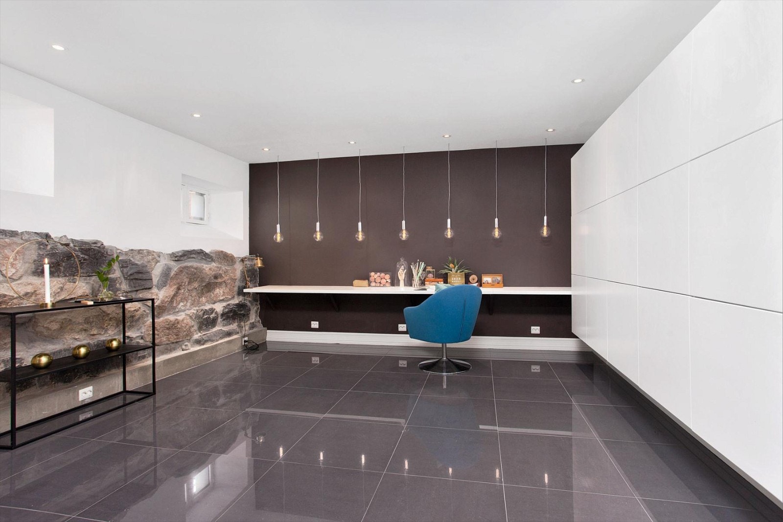 Rommet er i dag innredet i 2 soner med 1 stuedel og 1 kontordel. Galleribilde