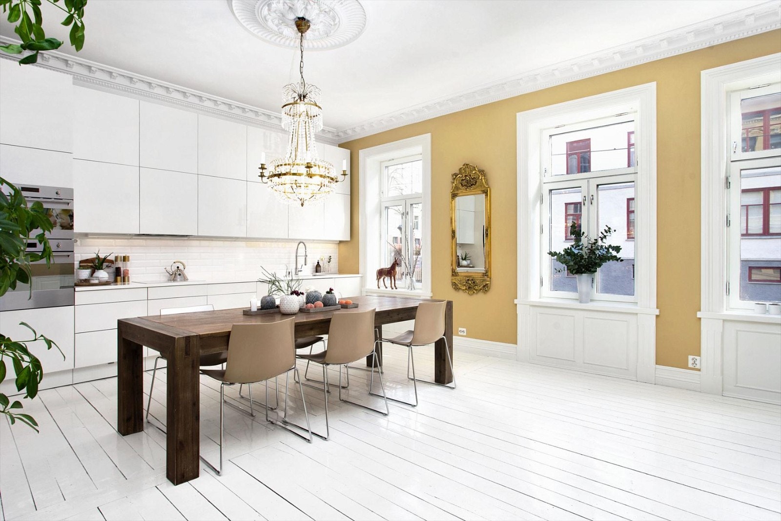 Leilighetens hjerte er kjøkkenet og her er det god plass til et stort spisebord. Galleribilde