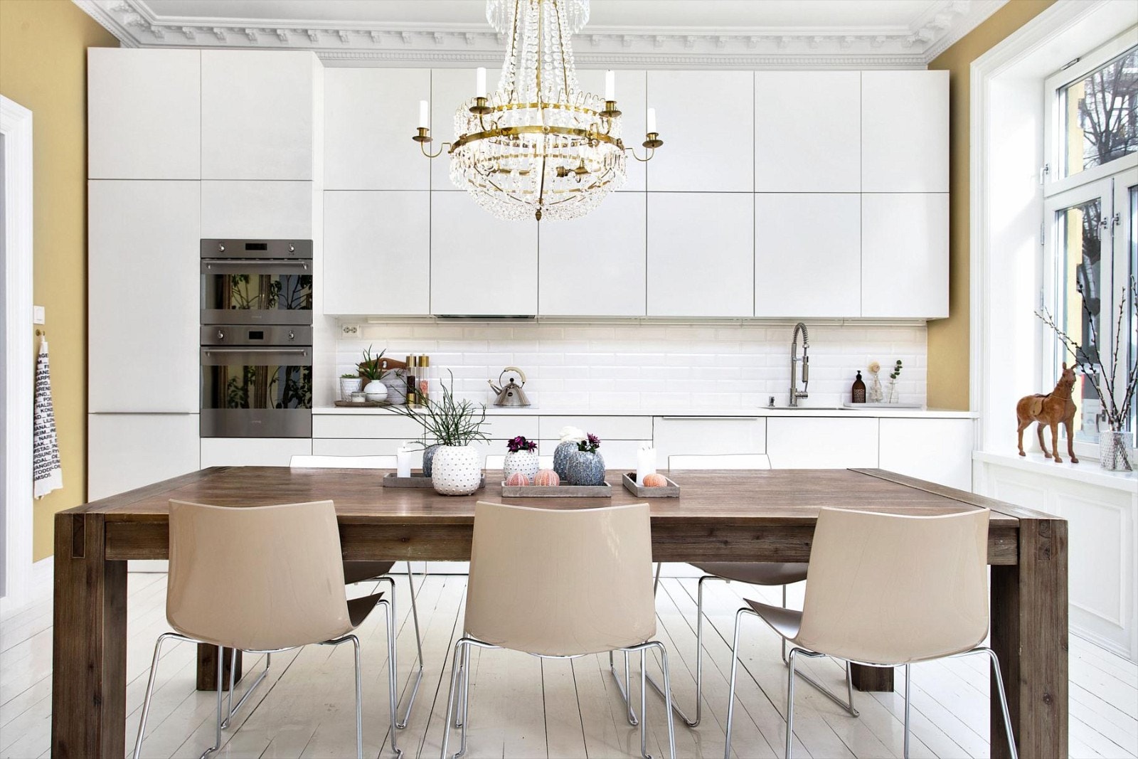 Et stramt HTH kjøkken bryter med de klassiske detaljene. Galleribilde