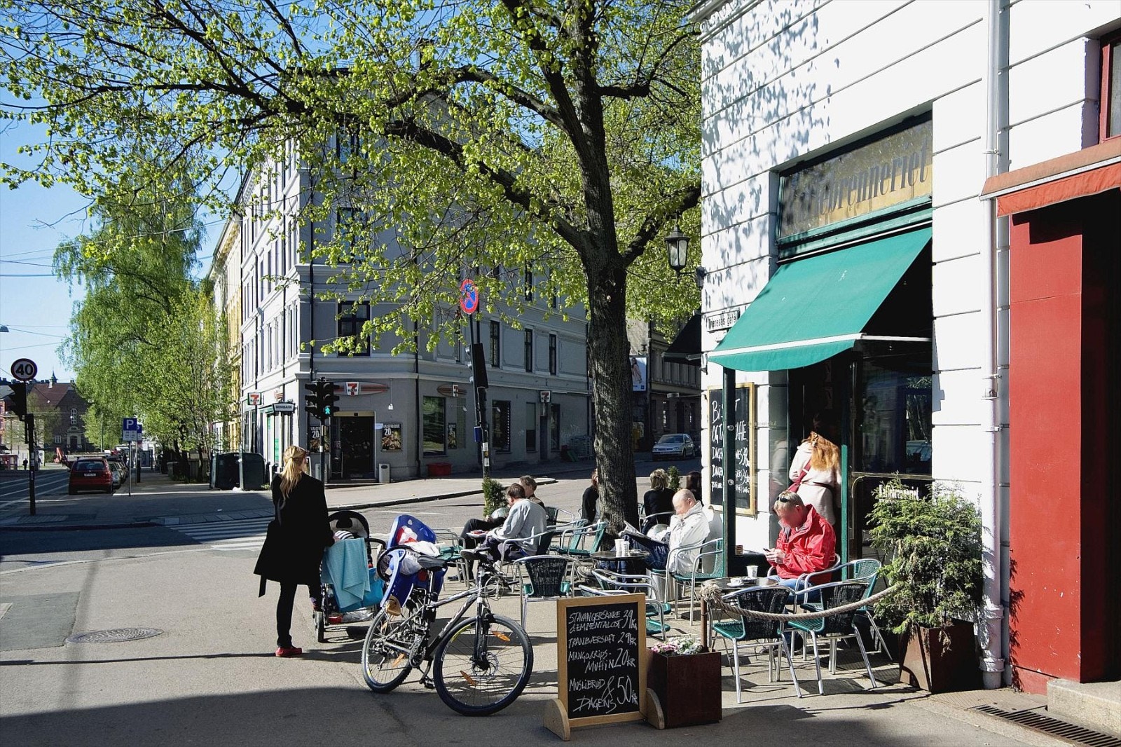 Det er et mangfold av hyggelige fortauskaféer og kaffebarer i nærheten. Galleribilde