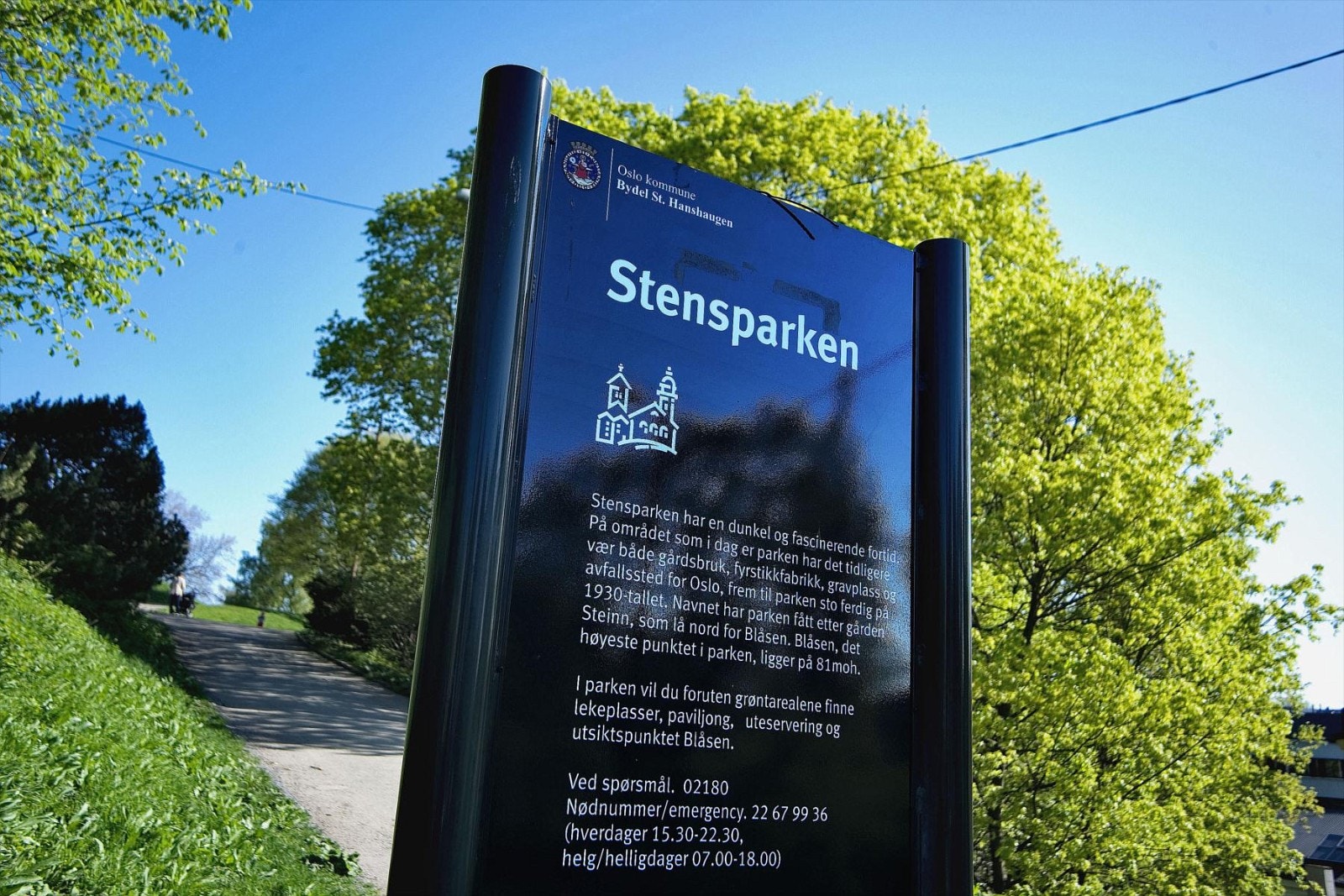 Stensparken ligger rett over veien, en intim og søt park med varierende terreng, svingende gangveier og frodig beplantning. Galleribilde