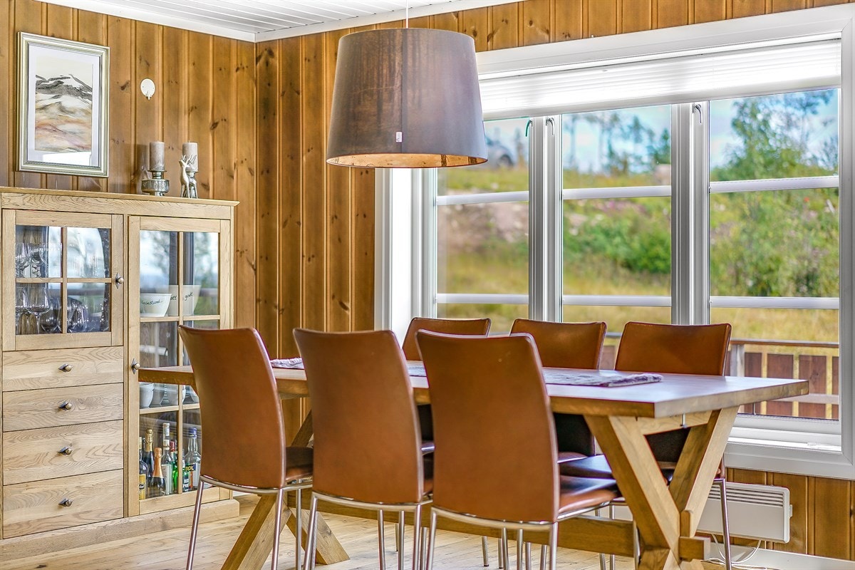 Videre har kjøkkenet moderne ventilator og integrerte hvitevarer som induksjonstopp, stekeovn, kjøleskap og oppvaskmaskin Galleribilde