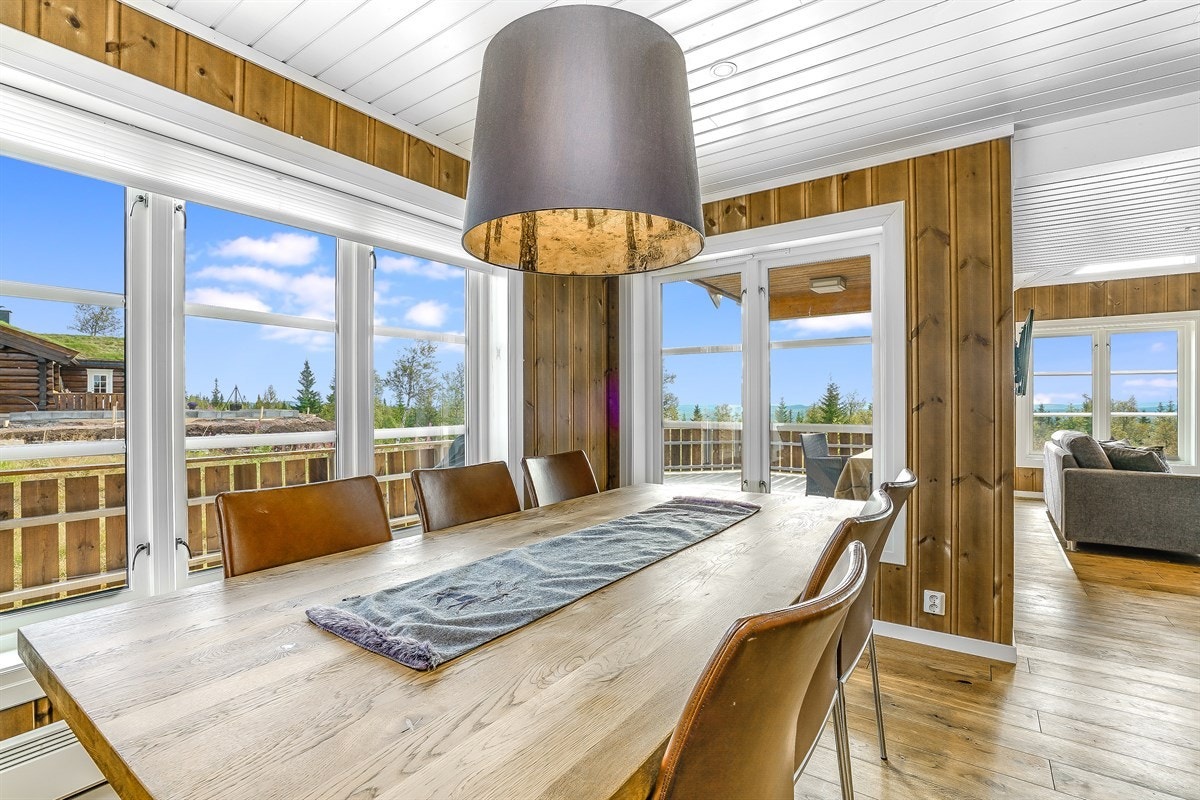 Rommet har enstavs eikeparkett og plass til langbord hvor man kan nyte hyggelige måltider til vakker natur Galleribilde