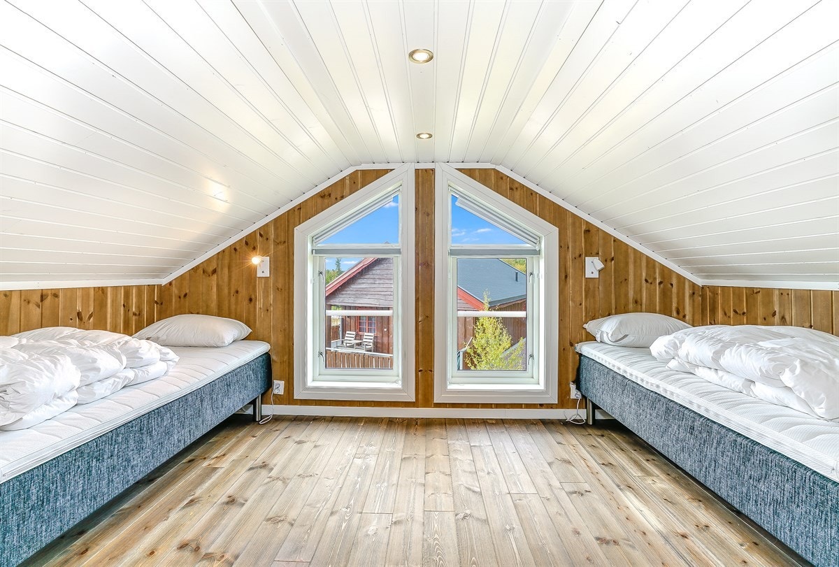 Det er 2 soverom/disponible rom på loft i tillegg til loftstue Galleribilde