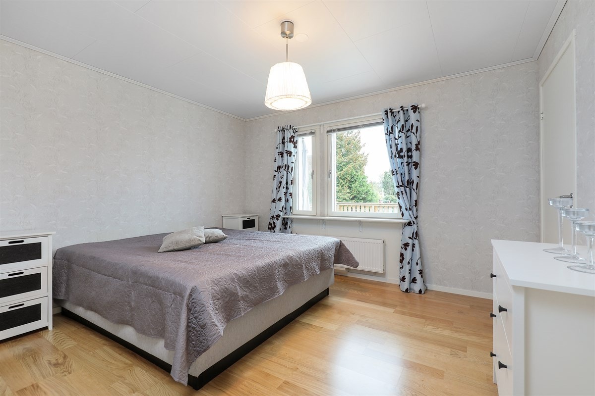 Soverom 1 i 1. etg. Det er klesbod i tilknytning til rommet. Galleribilde