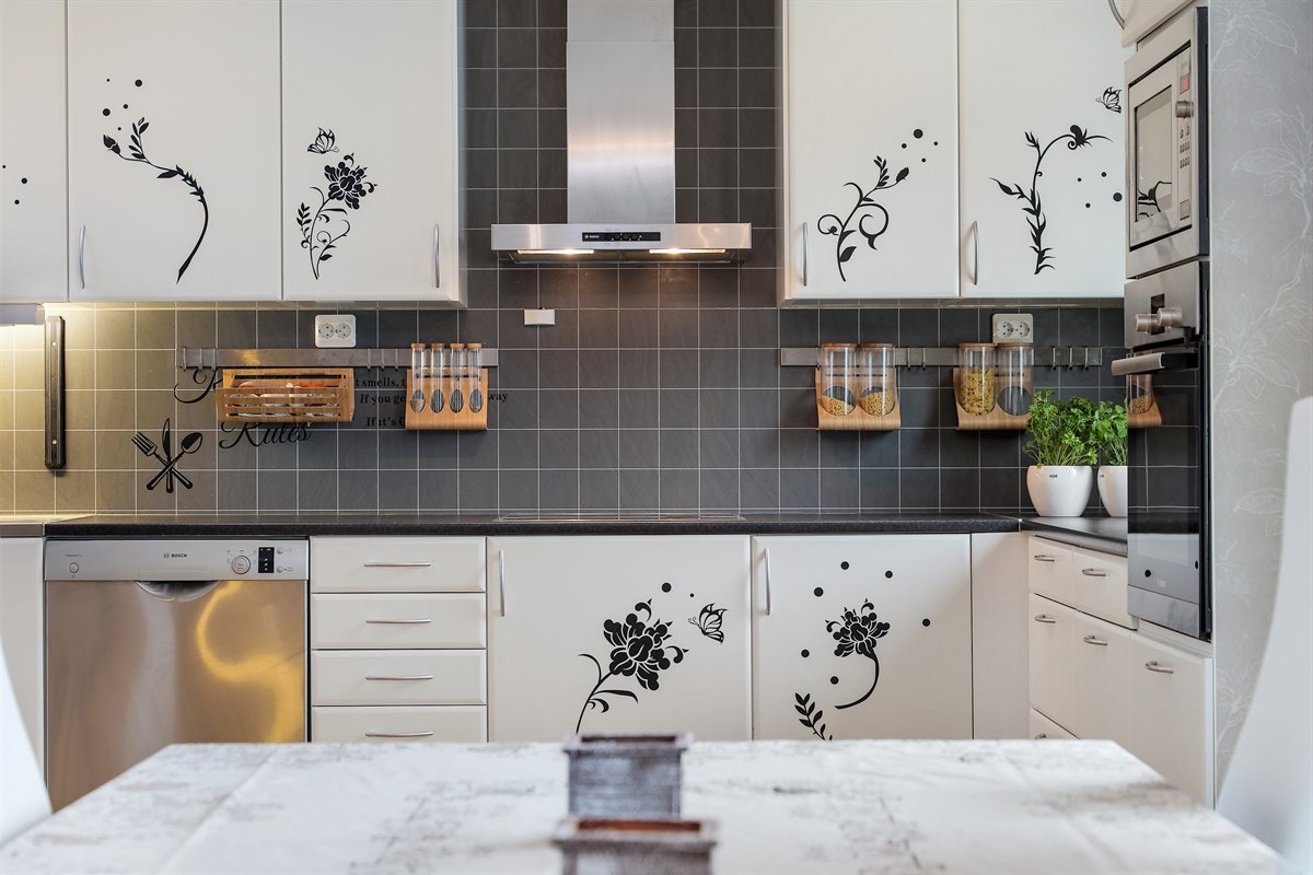 Kjøkkeninredningen har hvite glatte fronter, laminert benkeplate og benkebeslag i stål. Galleribilde