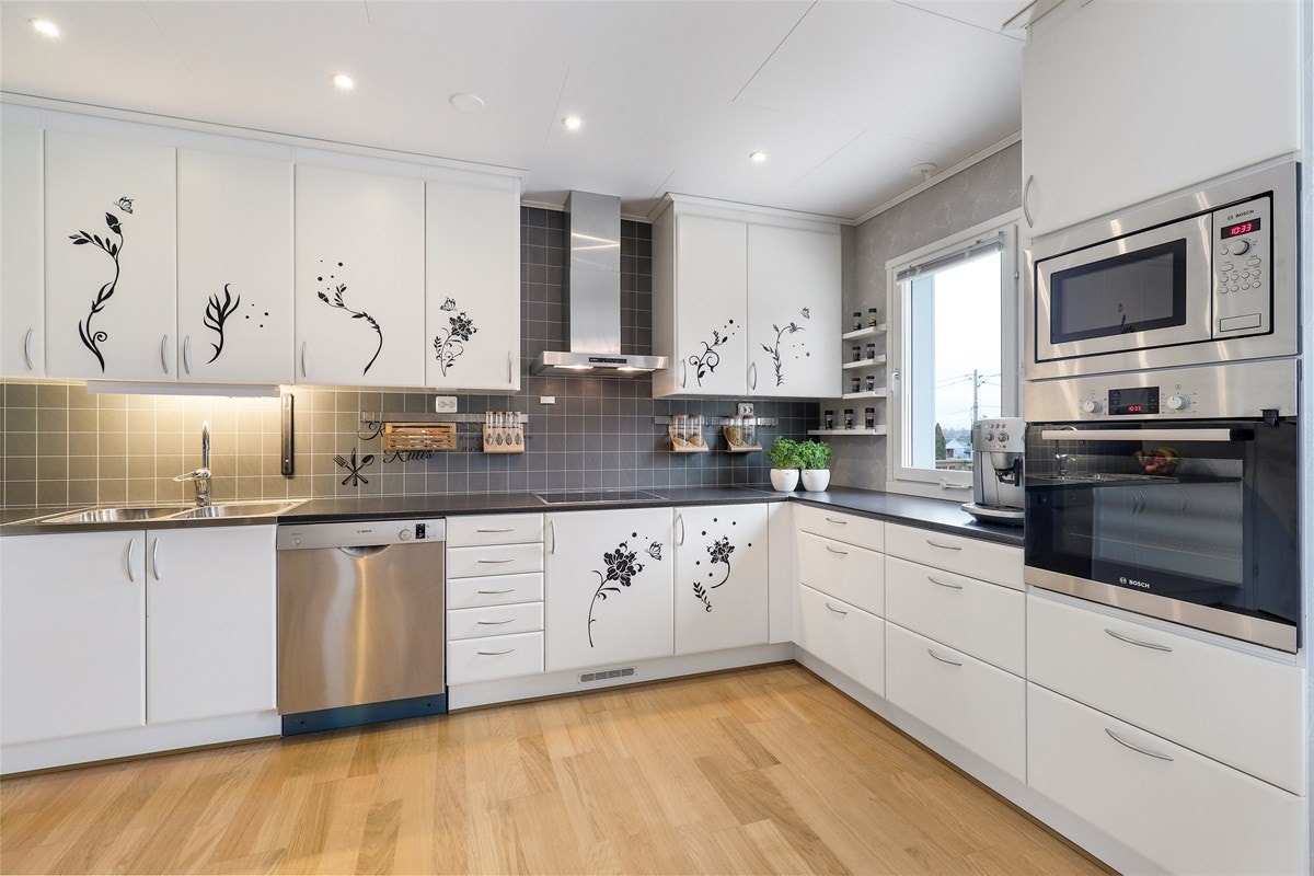 Romslig og moderne kjøkken med god skap- og benkeplass. Klistremerkene på innredningen kan tas av. Galleribilde