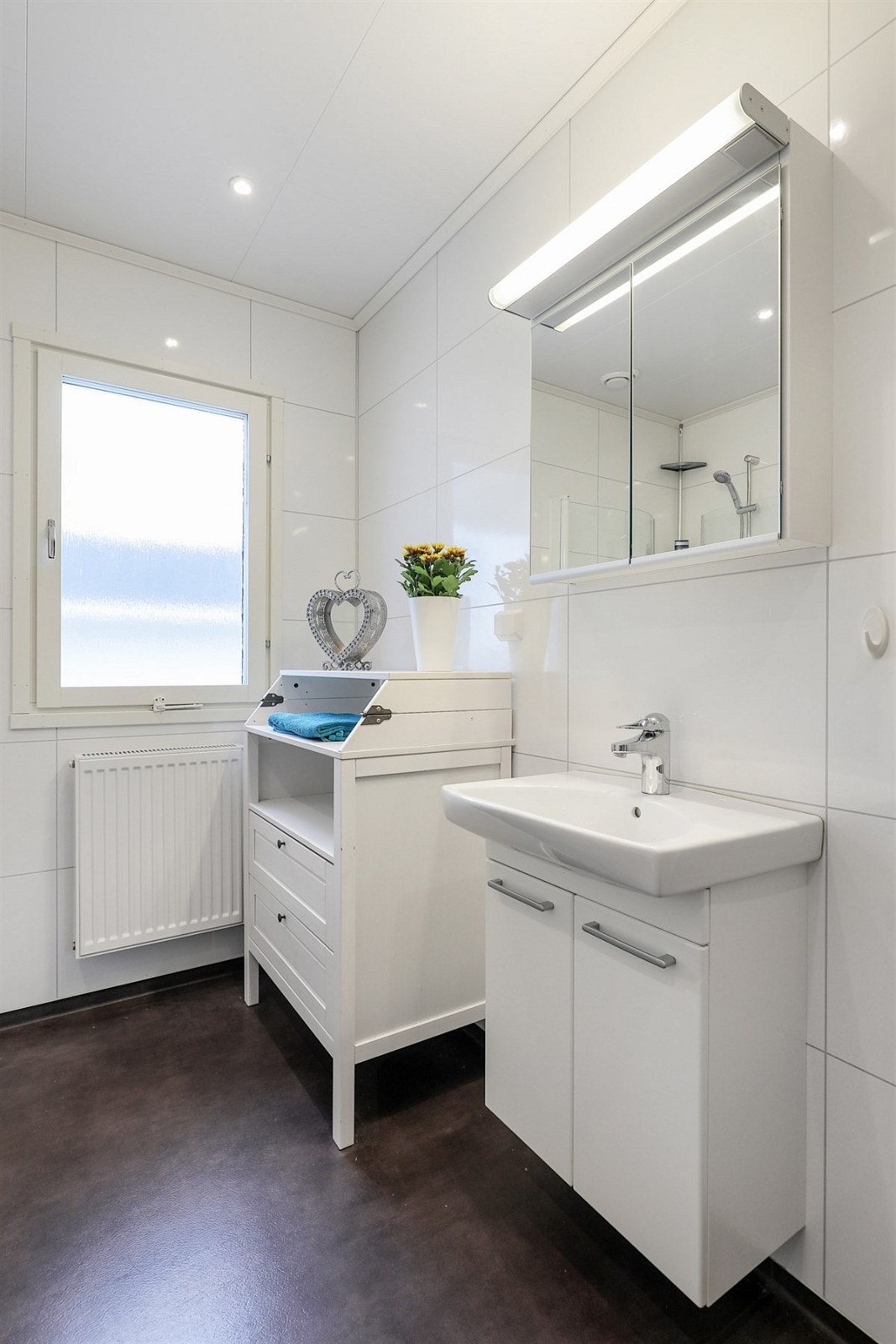 Innredningen består av heldekkende servant, overskap med speil og belysning. Galleribilde