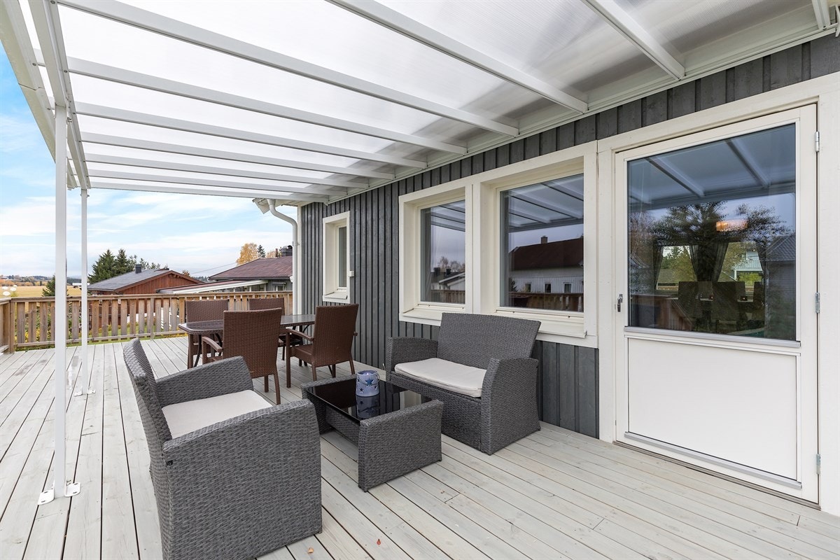 En del av terrassen er overbygd. Her kan en nyte solen i skjermede omgivelser eller unngå regnvær. Galleribilde