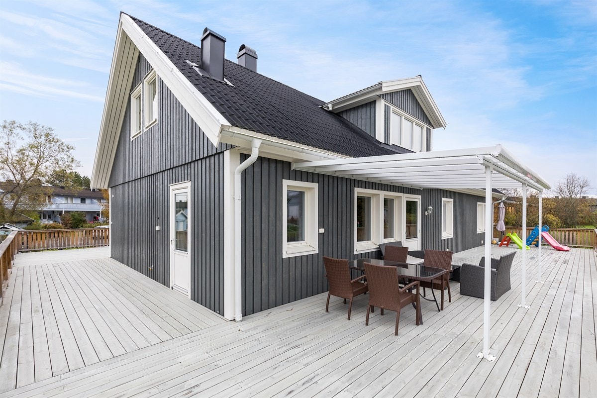 Boligen har en flott terrasse på ca. hele 130 kvm. Galleribilde