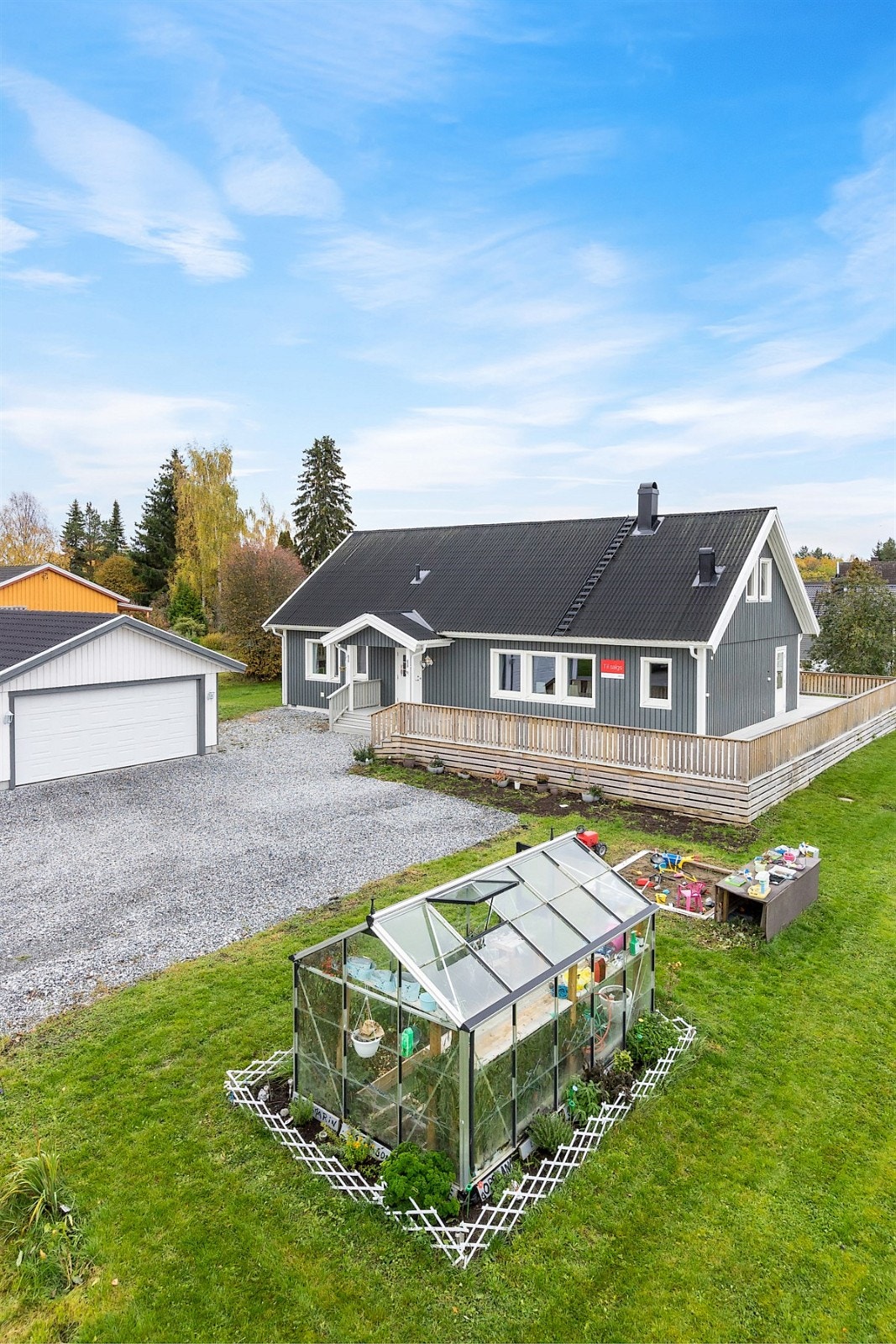 Romslig tomt på over ett mål med gruslagt gårdsplass, pent opparbeidet hage og romslig terrasse. Galleribilde