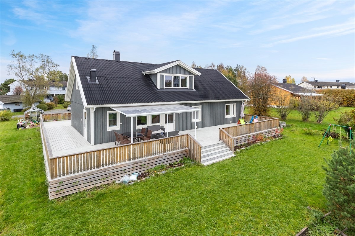 Hagen er romslig og er pent opparbeidet med gressplen. Galleribilde