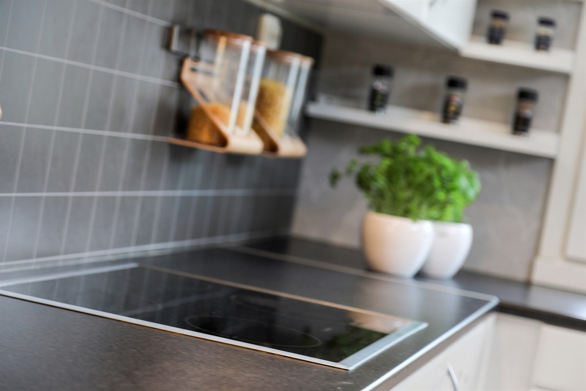 Kjøkkent har integrert komfyr, koketopp og mikrobølgeovn. Galleribilde