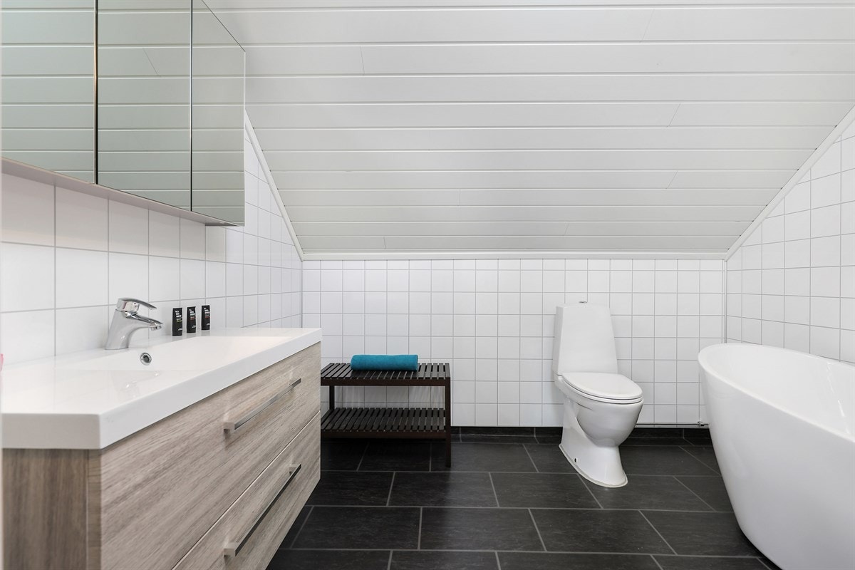 Pent bad i 2.etg med badekar, fritstående toalett og servant. Galleribilde