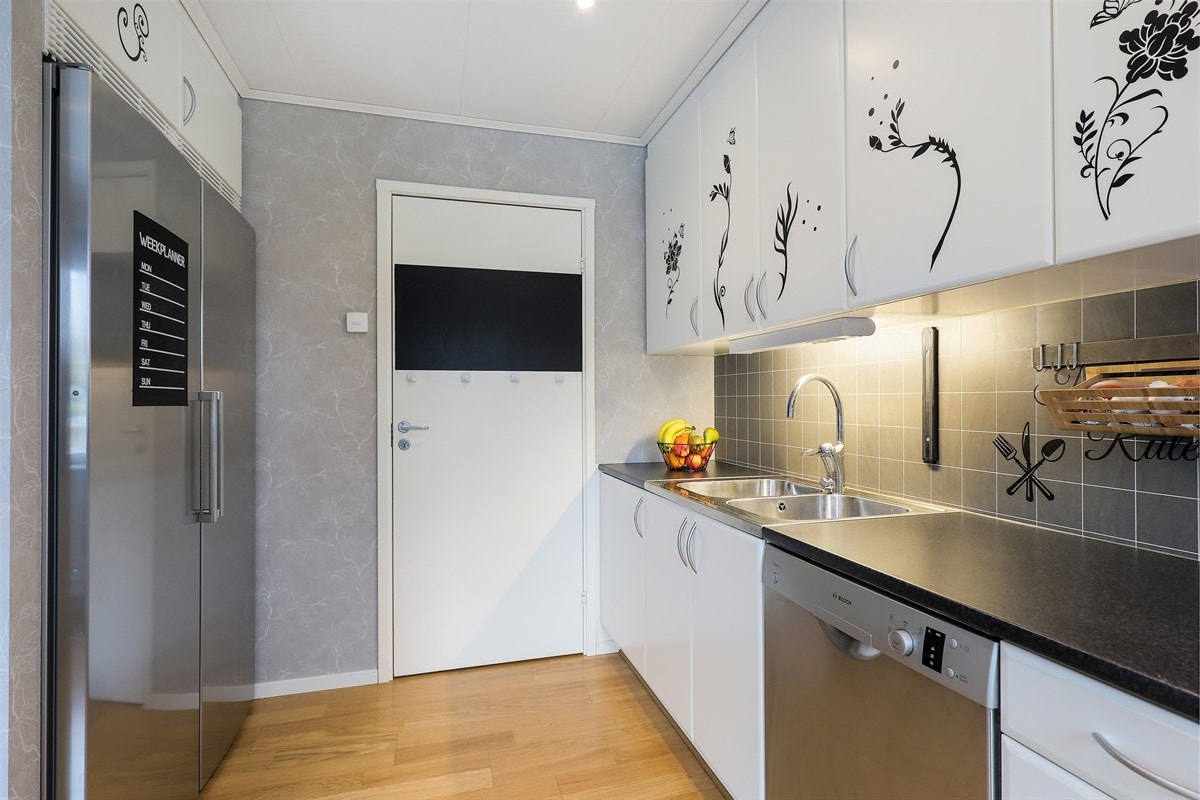 Fra kjøkkenet er det inngang til et praktisk vaskerom. Galleribilde