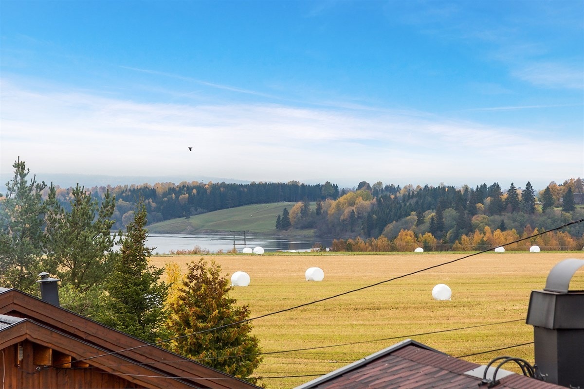 Landlig og idyllisk utsikt fra stuen i 2. etg. Her ser man elvemøte mellom Glomma og Vorma. Galleribilde