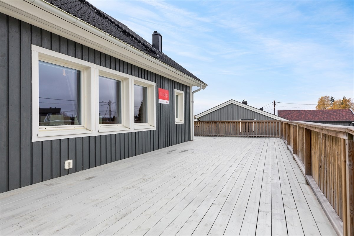 Terrassen har godt med plass til møblement, grilling og aktiviteter. Galleribilde