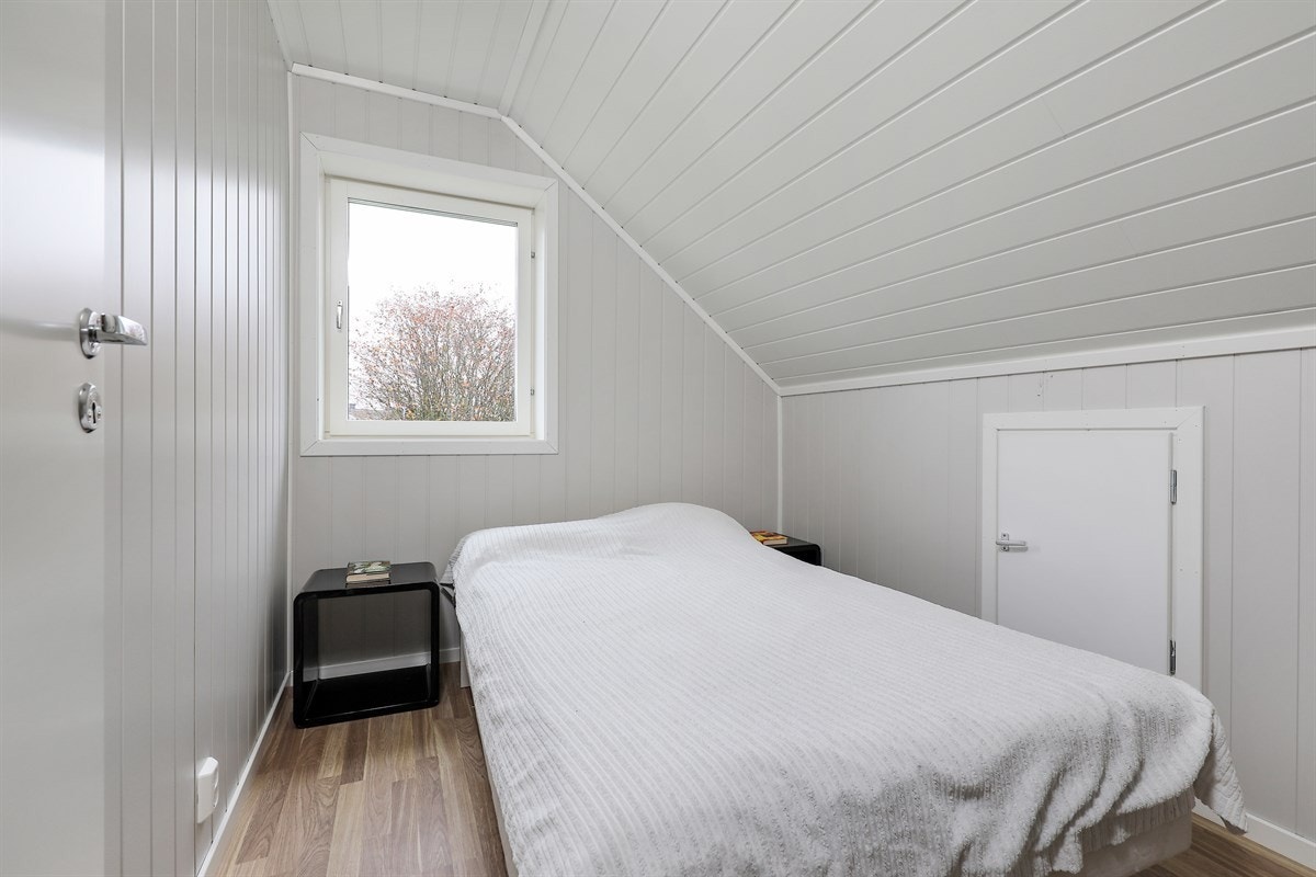Soverom 5 med lagringsplass i kneloft i 2. etg. Galleribilde