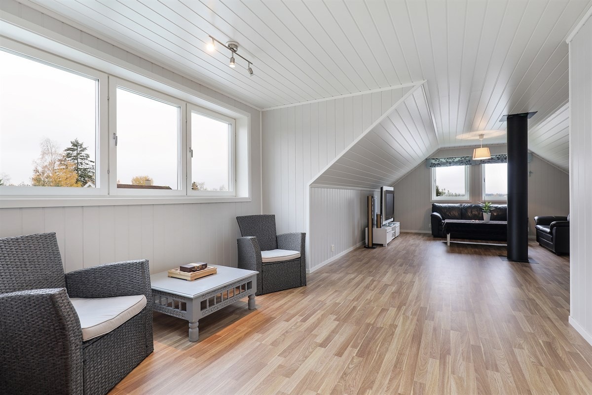 Lys og romslig loftstue. Galleribilde