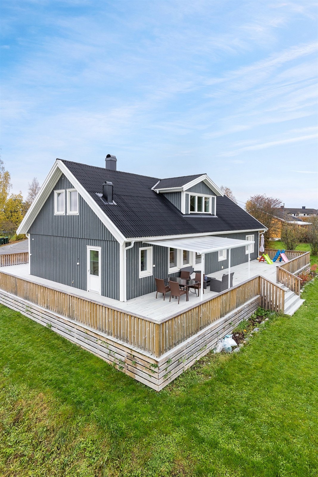 Fra terrassen er det trapp ned til hagen. Galleribilde