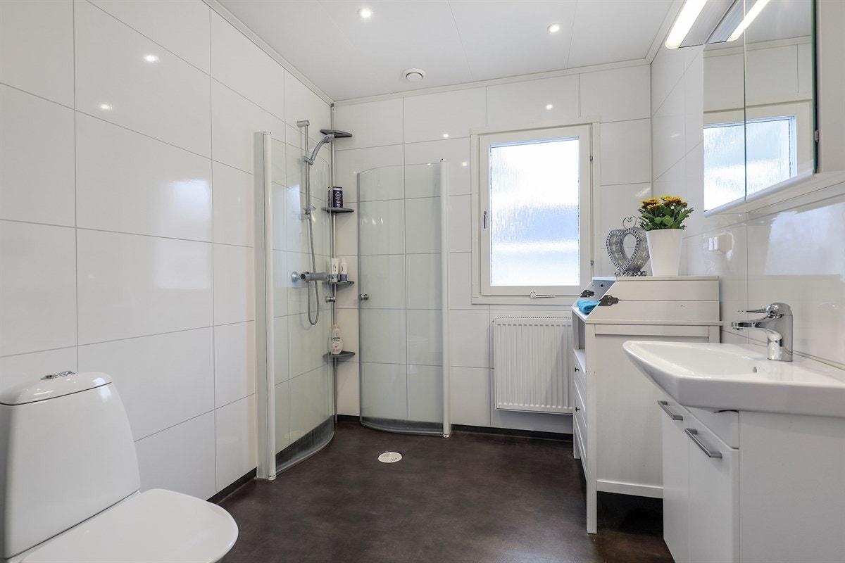 Pent og romslig bad i 1.etg med innsvingbart dusjhjørne. Galleribilde