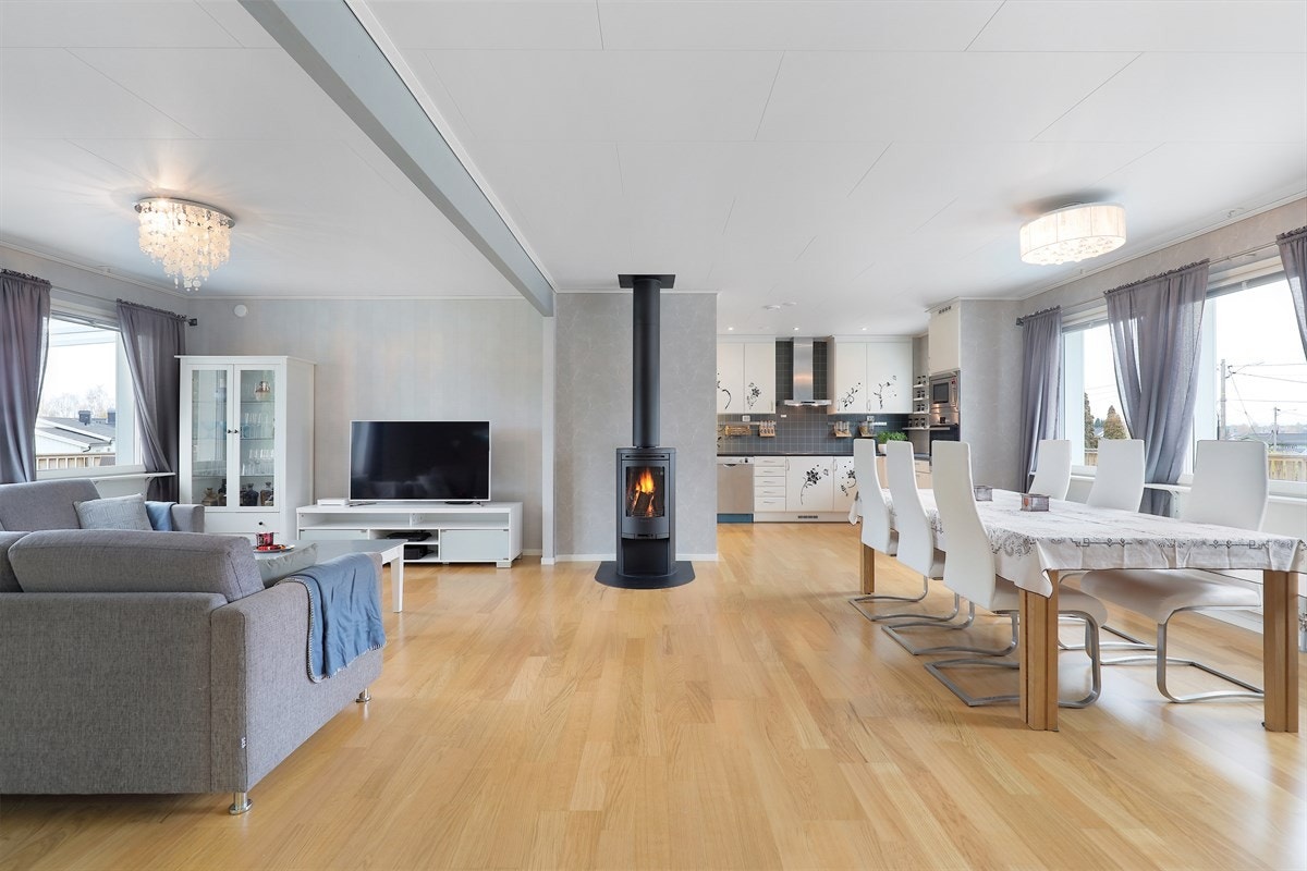 Romslig åpenog lys stue og kjøkkenløsning. Galleribilde