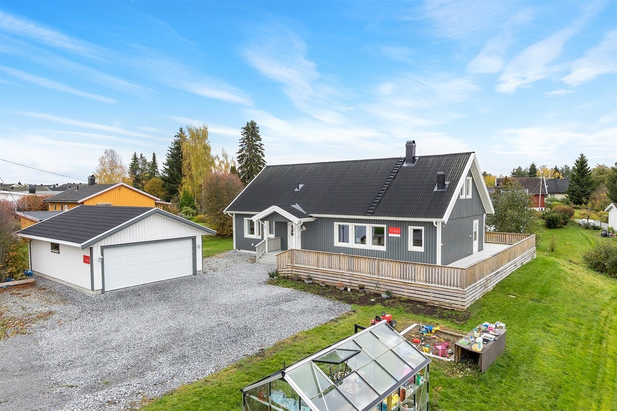Eiendommen har parkering i dobbel garasje og på egen gårdsplass. Galleribilde