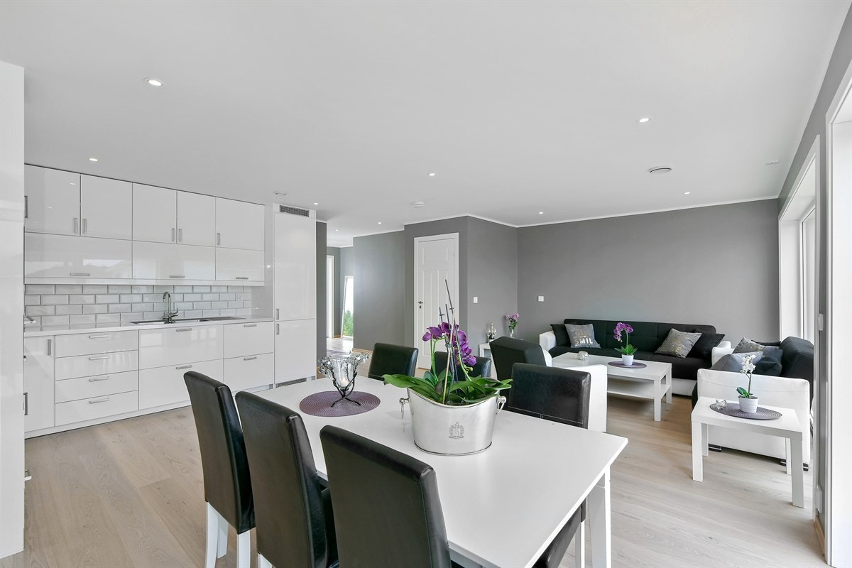 Lyst parkettgulv, tidsmessig gråmalte vegger og downlights i himling gir rommet en innbydende og moderne stil. Galleribilde