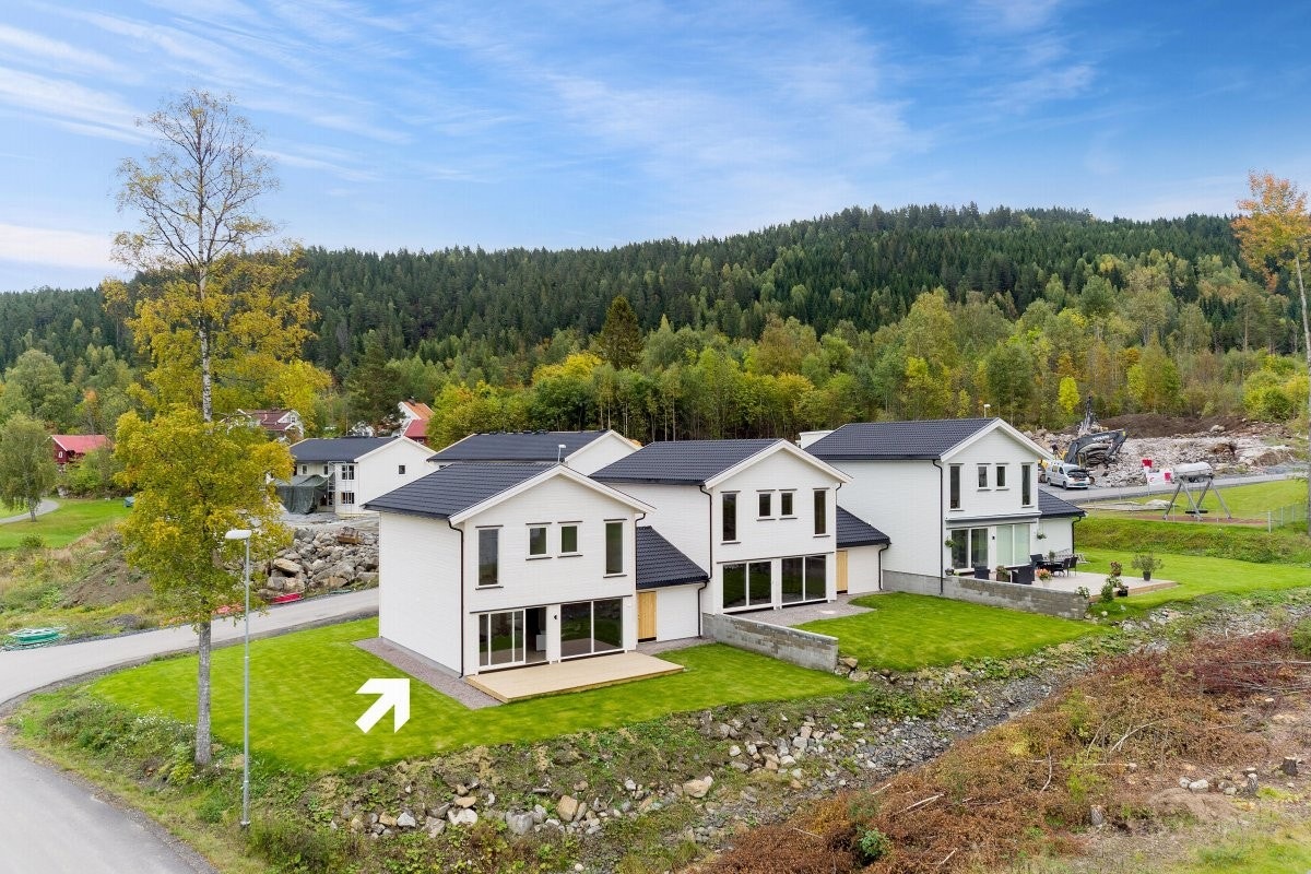 Privatmegleren ved John Granly Steen og Jørgen Braathen Becher har gleden av å presentere denne helt nye eneboligen i rekke over 2 plan med carport beliggende på Mælumenga i Åmot. Galleribilde