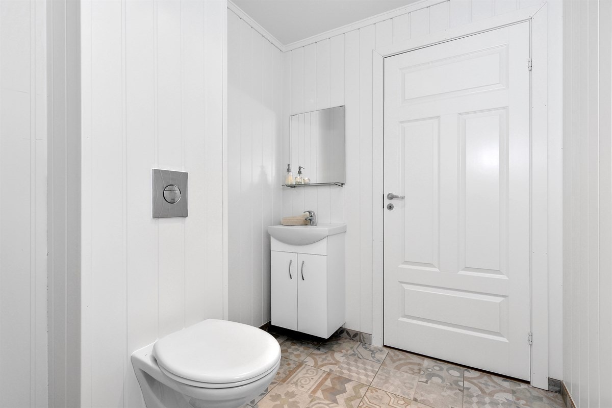 Boligen har et bad, ett separat wc og et separat vaskerom. Galleribilde