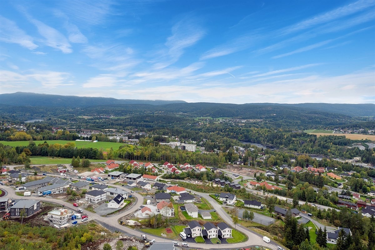 Boligen har nærhet til offentlig kommunikasjon, samt et rikt utvalg av fasiliteter og servicetilbud. Galleribilde