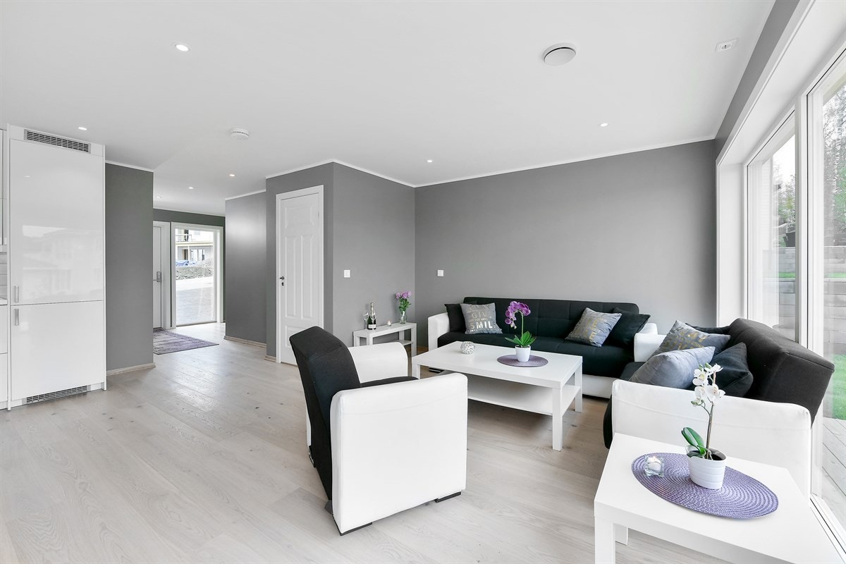 Eneboligen har høy standard og gir et stilrent inntrykk med lys parkett i alle oppholdsrom. Galleribilde