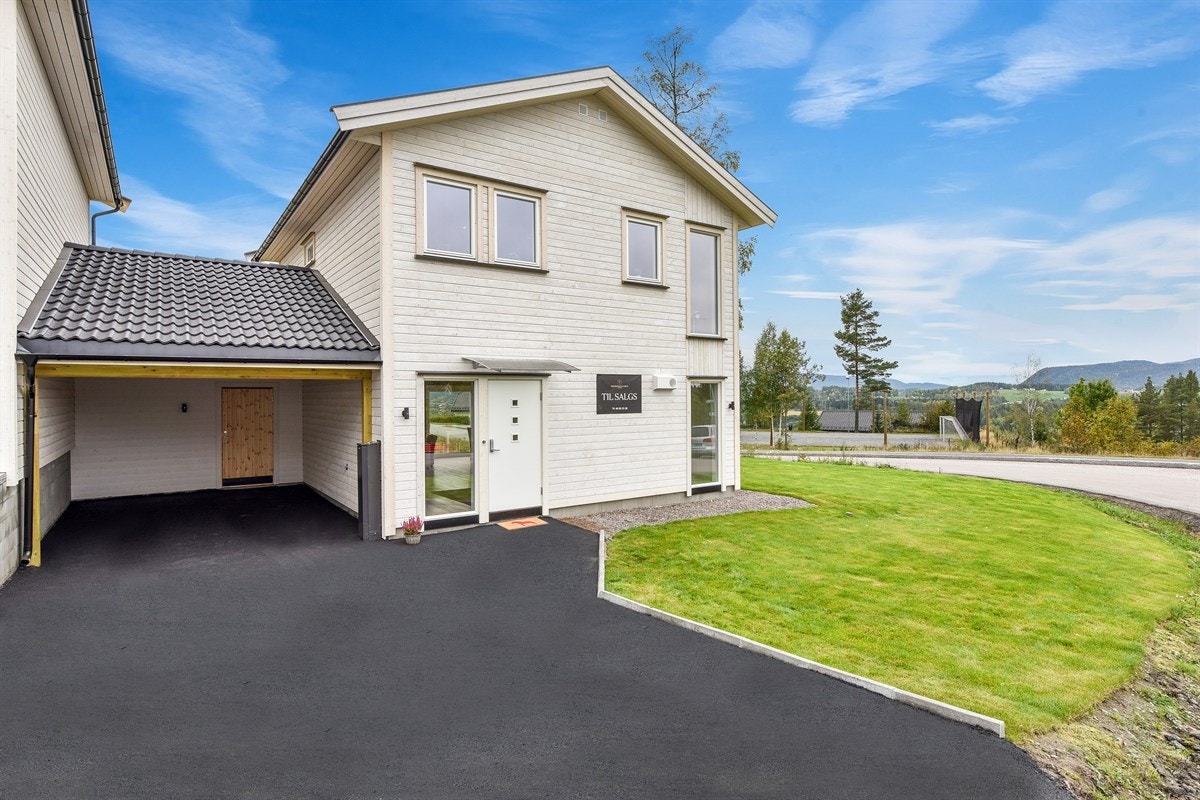 Det er parkering i carport. Øvrig parkering er etter områdets gjeldende bestemmelser. Galleribilde