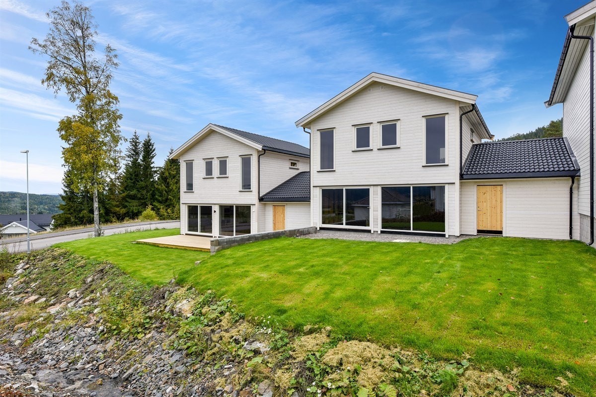 Hønefoss og Drammen ligger også godt innen rekkevidde via offentlig kommunikasjon og bil med et rikt utvalg av servicetilbud. Galleribilde