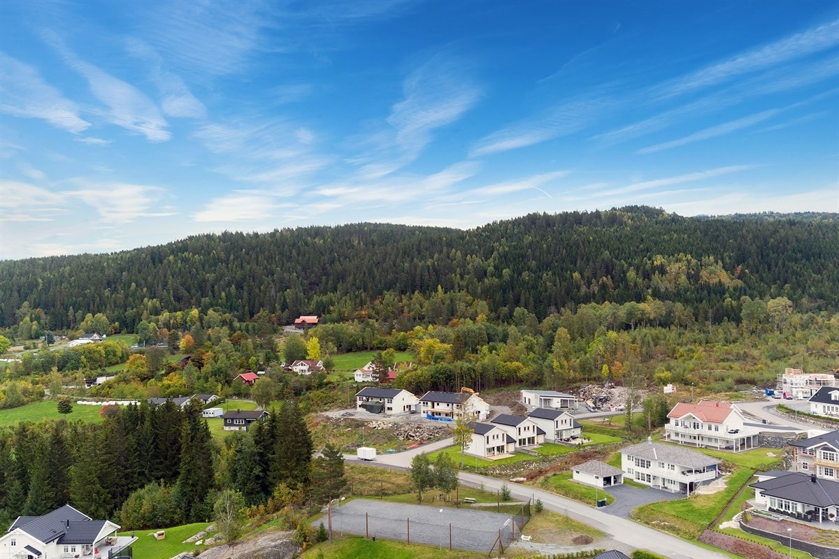 Eneboligen ligger i et attraktivt og barnevennlig boligområde på Mælumenga i Modum kommune. Galleribilde