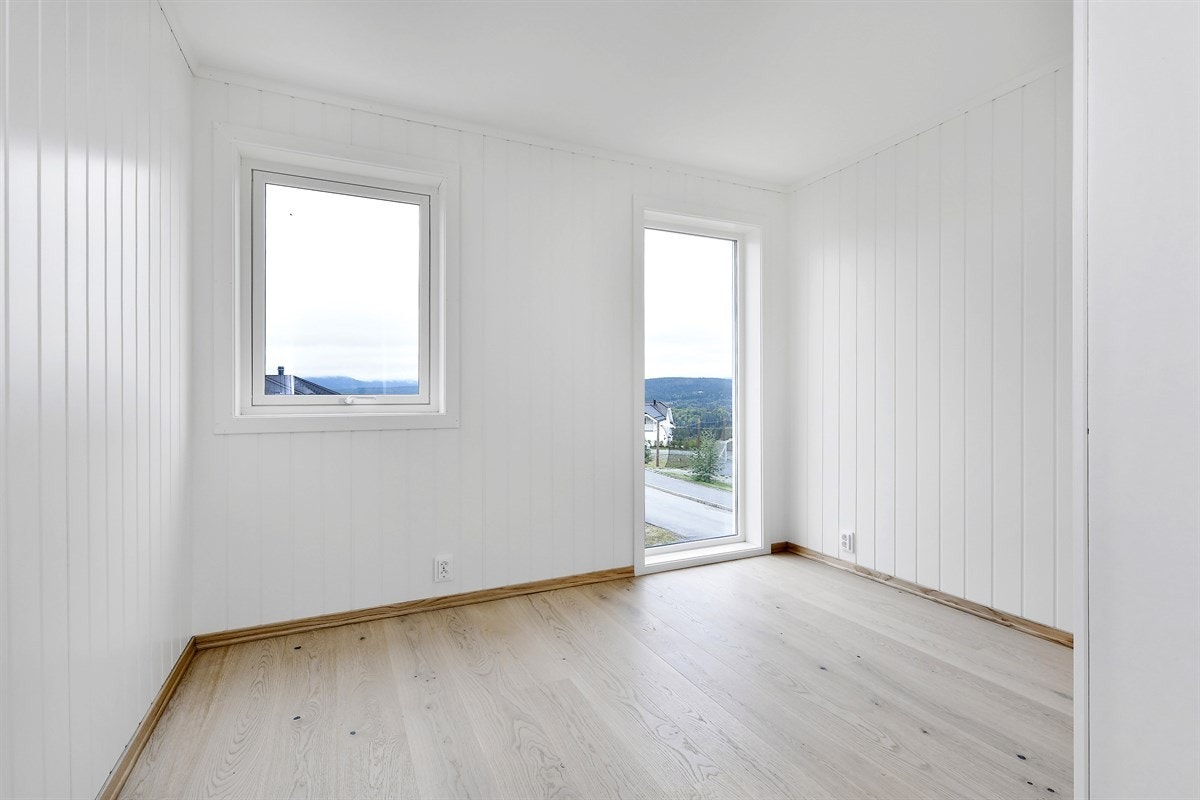 Eneboligen har tre pene soverom, alle med praktisk beliggenhet i samme etasje. Galleribilde