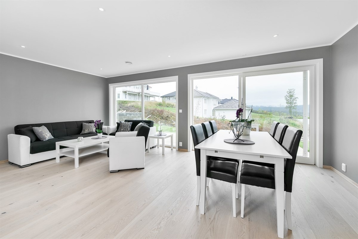 I første etasje har eneboligen en stor og luftig stue med åpen løsning mot kjøkken. Galleribilde