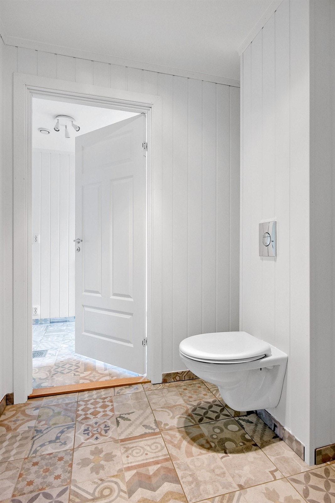 I separat wc er det installert veggmontert toalett. Galleribilde