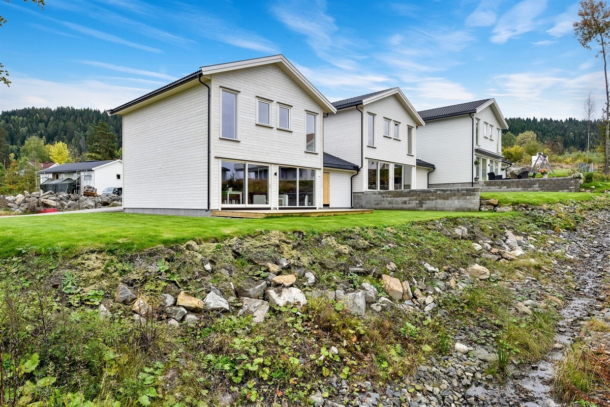 Dagligvarehandelen kan gjøres ved bl.a. Kiwi og Meny. Galleribilde